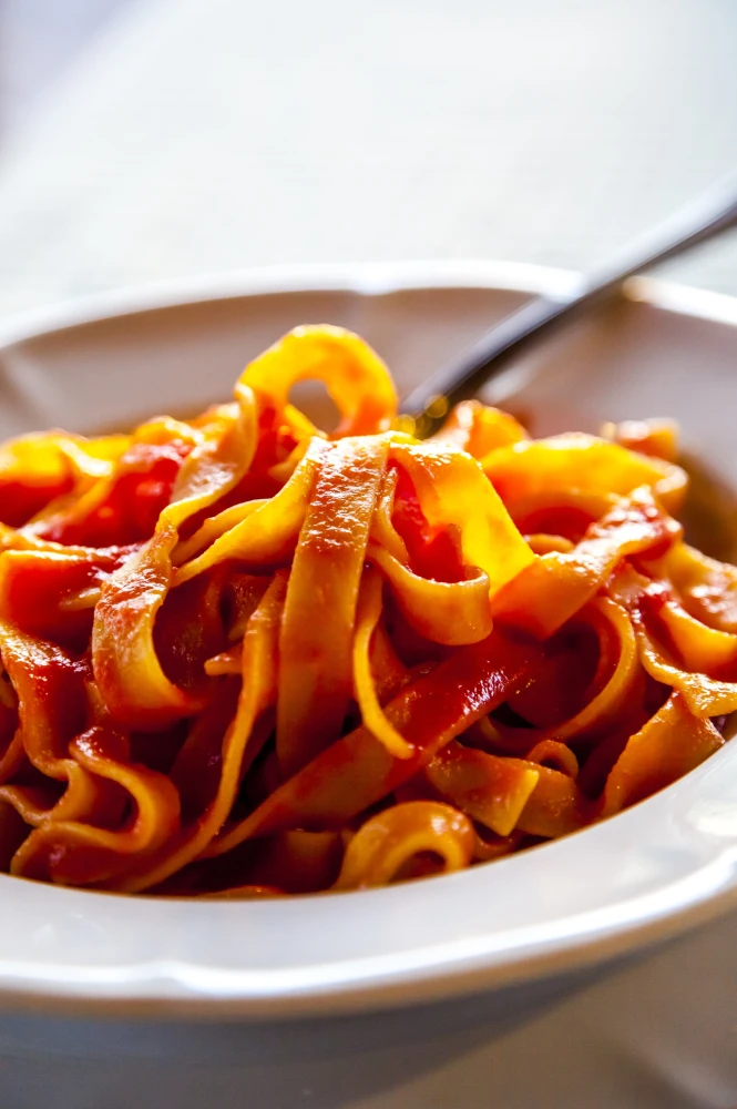 Паста із соусом песто із червоного печеного перцю