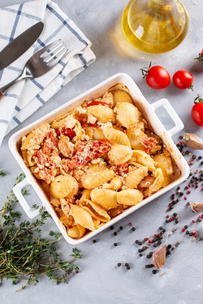 Паста із соусом з печених помідорів та фети