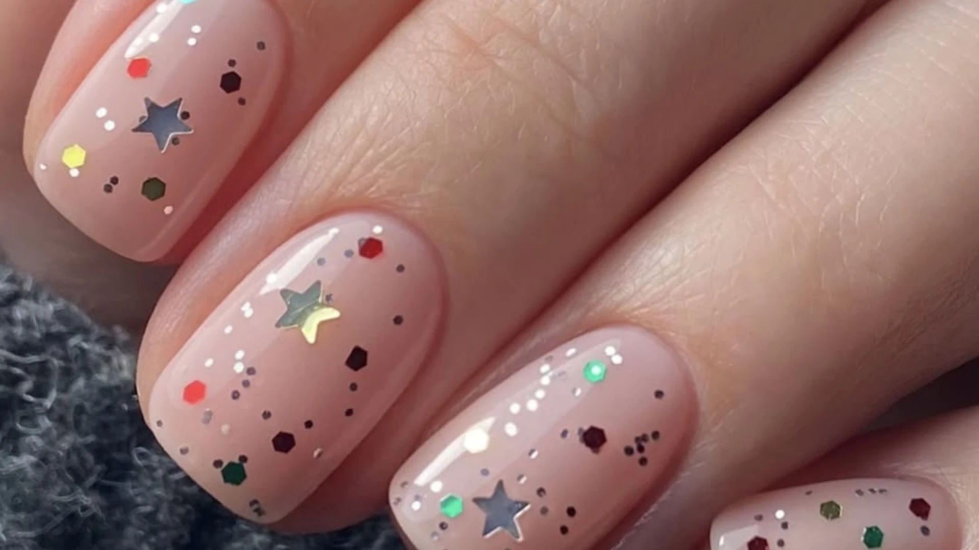 Актуальні ідеї манікюру для коротких нігтів на Різдво і Новий рік-2026