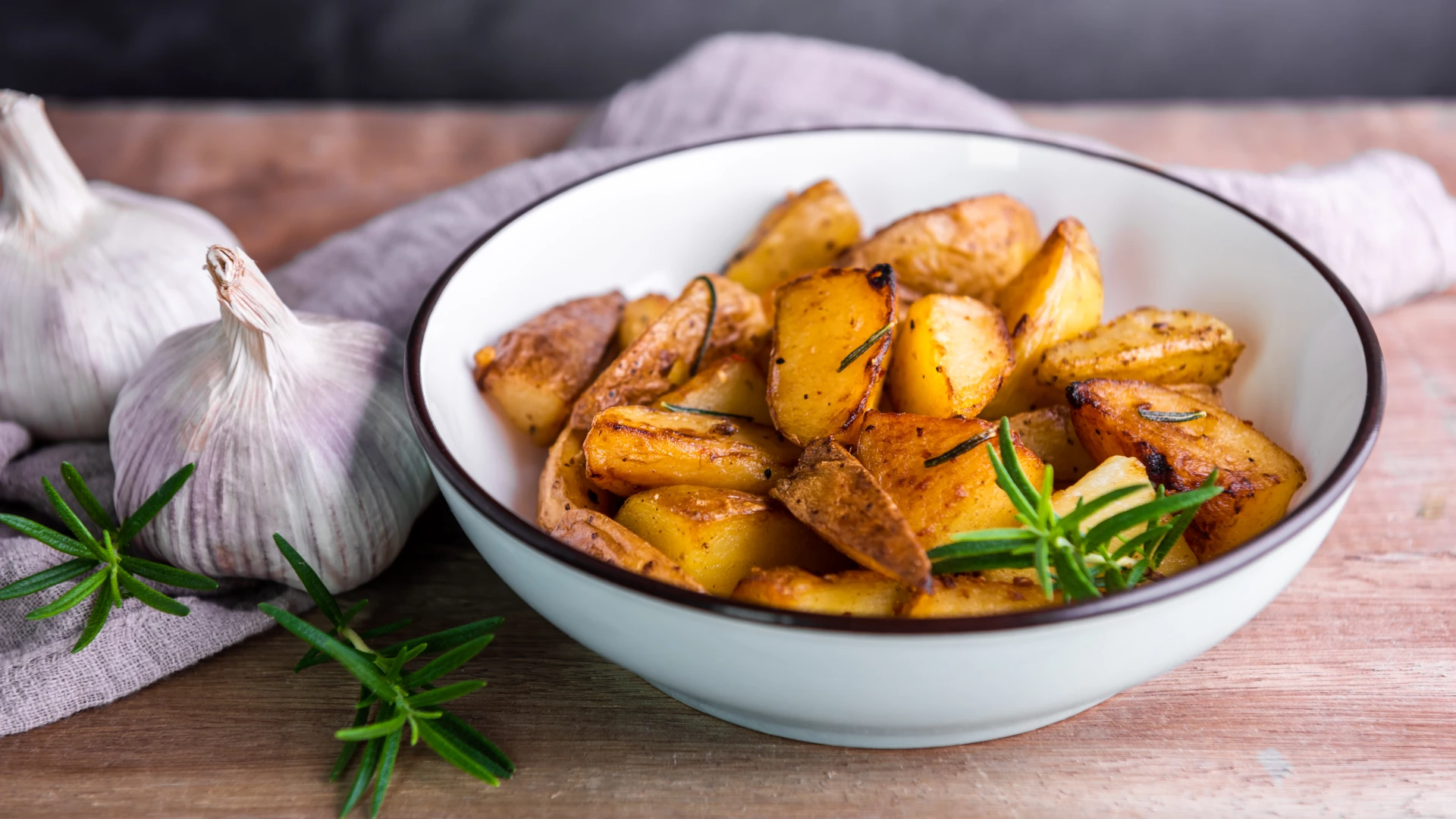 Хрустка та ароматна: рецепт найсмачнішої картоплі по-селянськи
