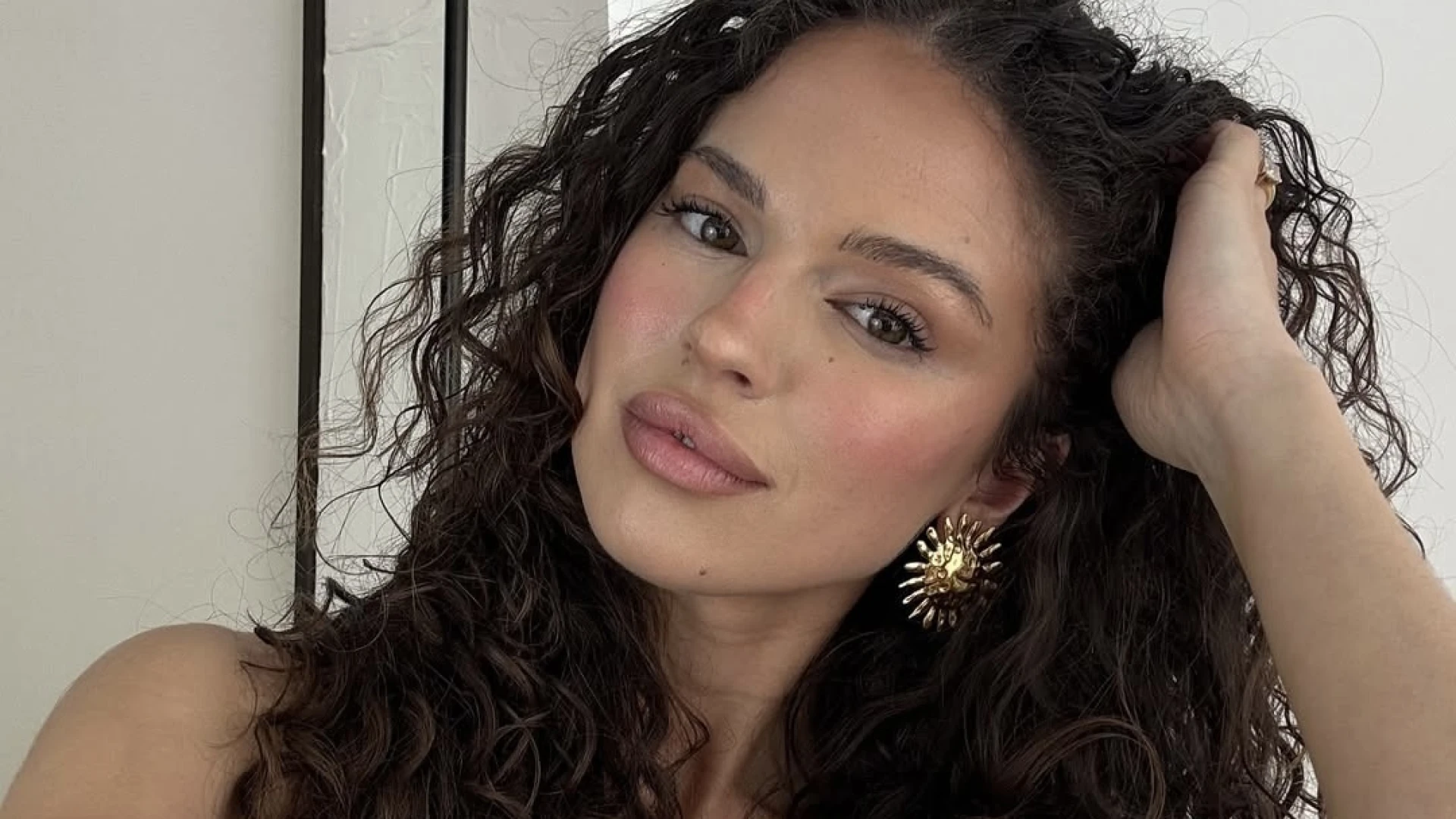 На кожен день і для особливих випадків: актуальні в 2026 році укладання для кучерявого волосся