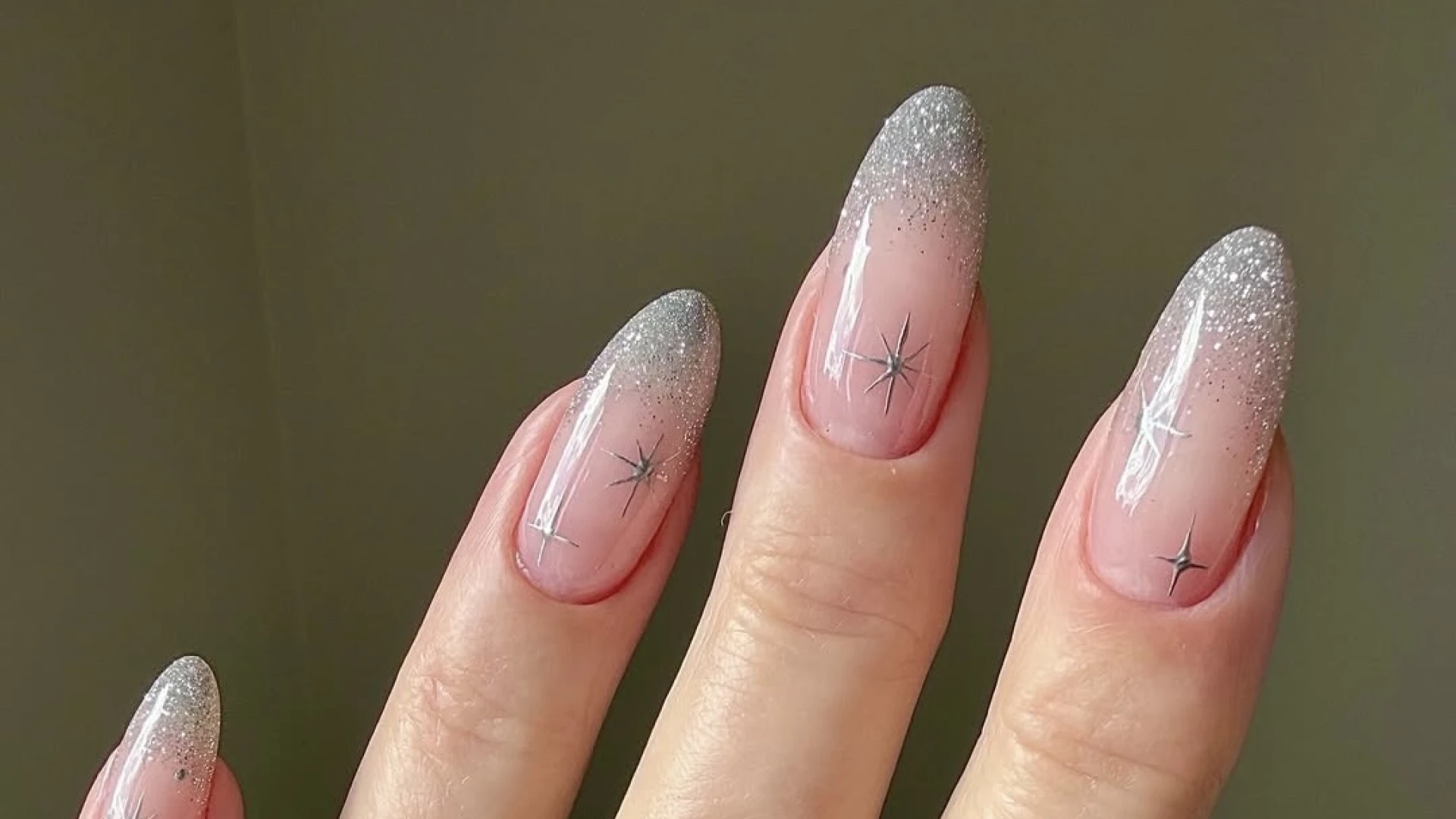 Трендові ідеї манікюру з блискітками на зиму 2026 року