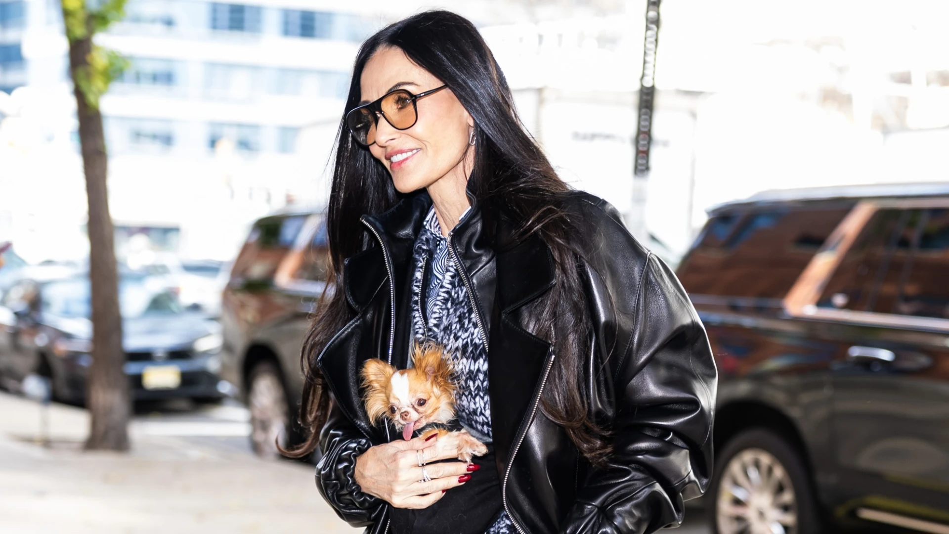 Як Крістен Стюарт, Ріанна, Демі Мур та інші зірки носять шкірянки цього сезону