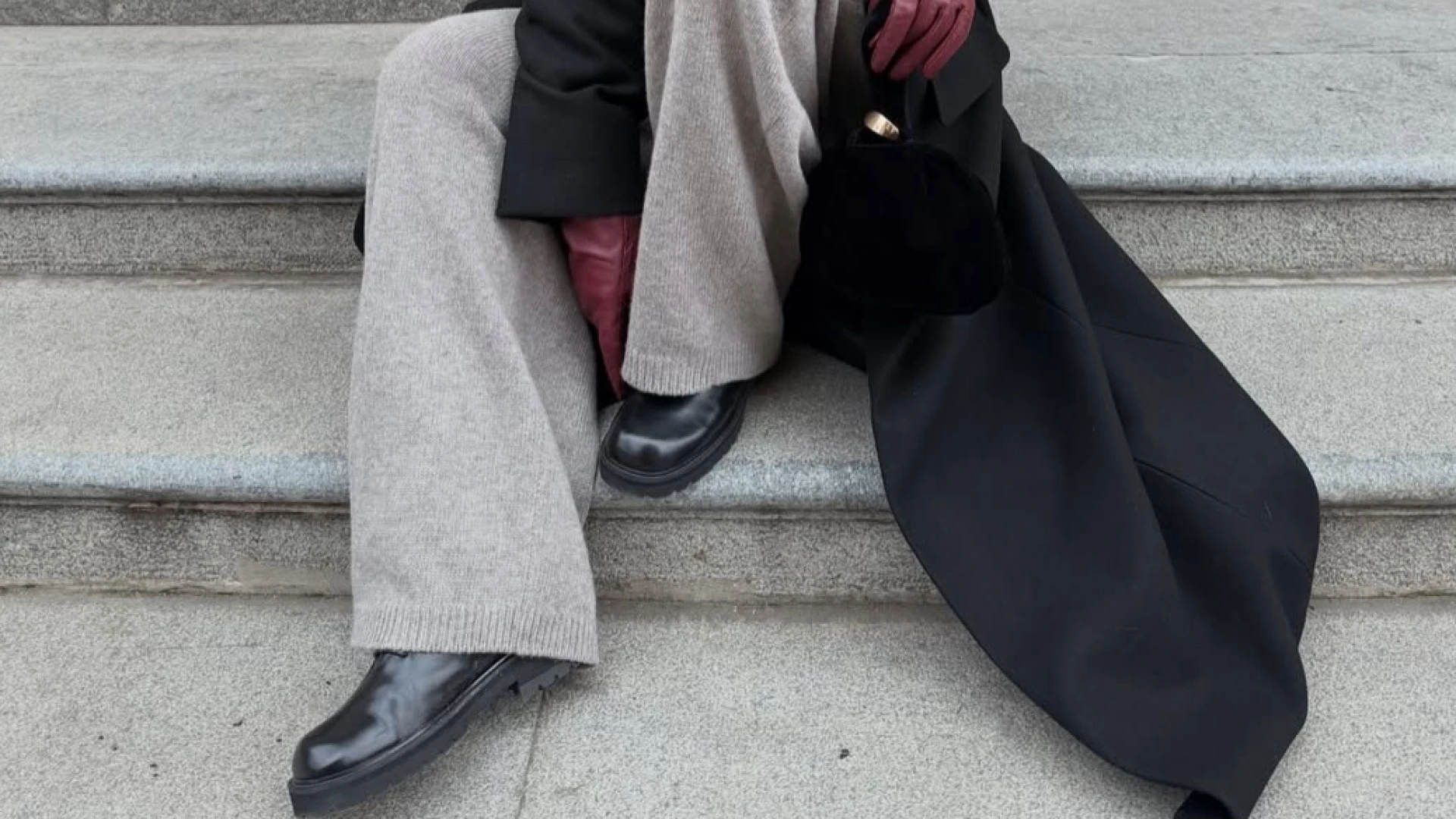 Яке взуття streetstyle-блогерки носять із широкими штанами цього сезону