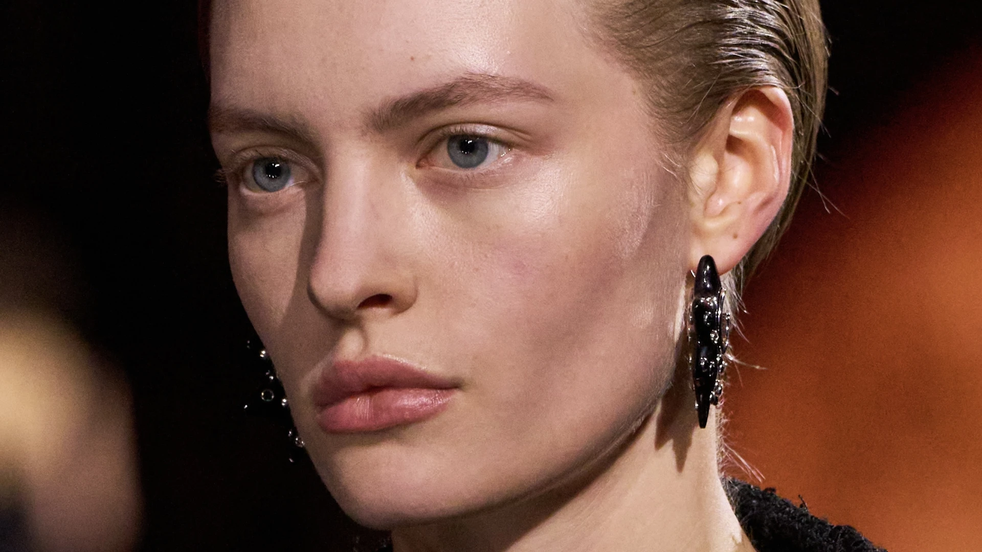 Актуальні ідеї укладок із гладенько зачесаним волоссям, які легко зробити вдома