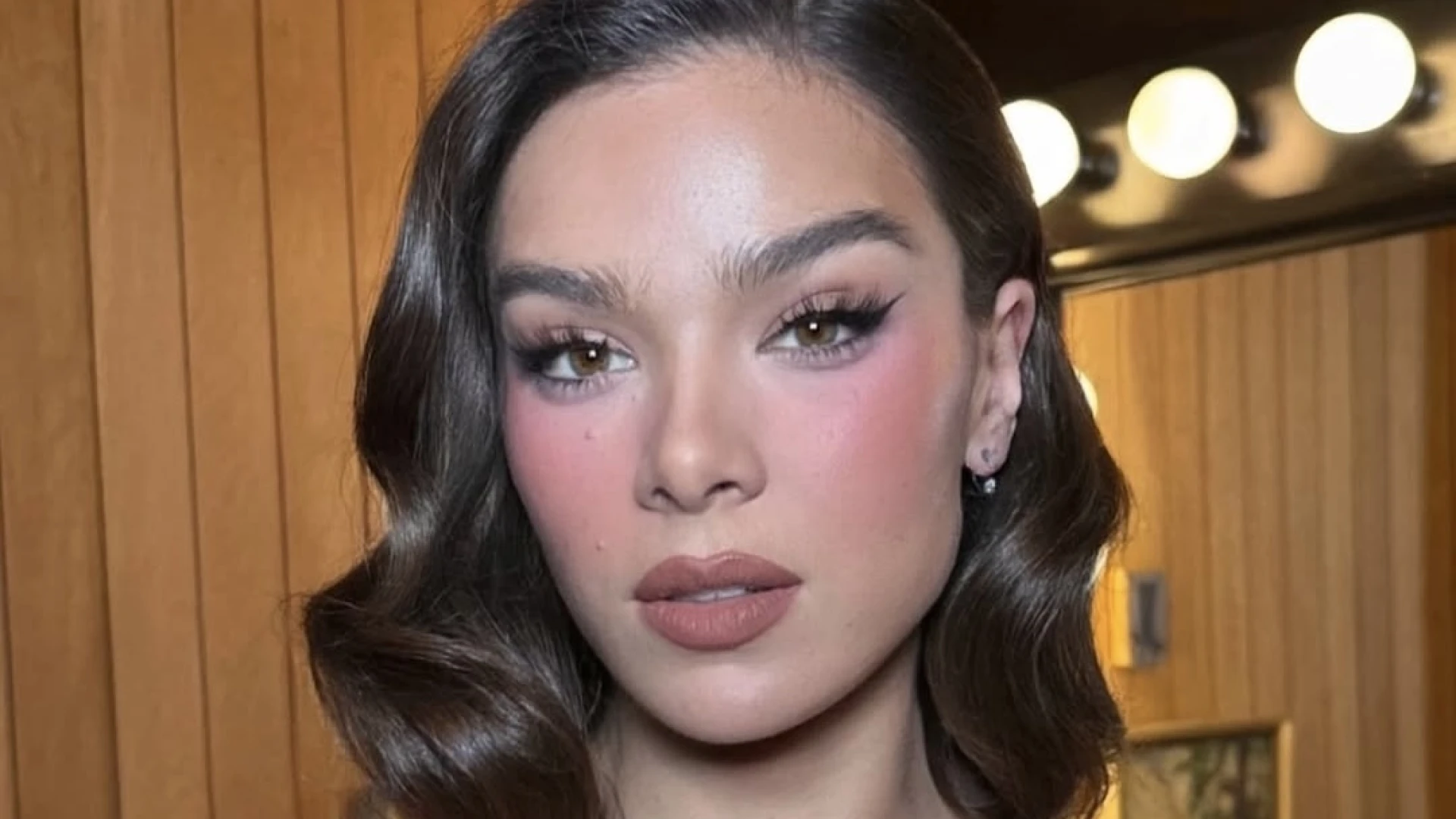 Найтрендовіший відтінок румʼян для ідеального зимового макіяжу