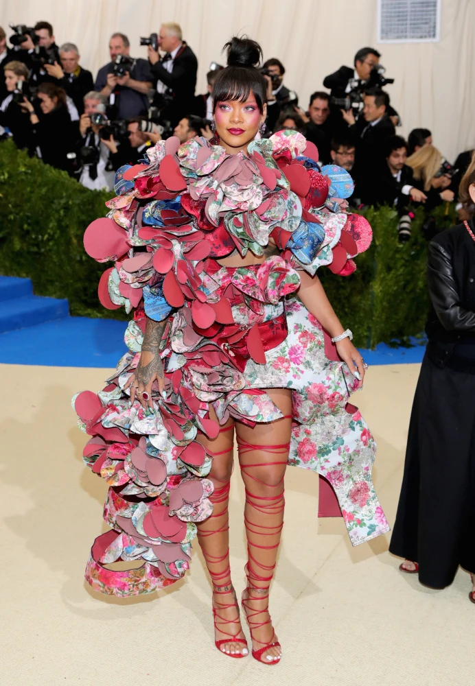 Ріанна у Commes des Garçons на Met Gala 2017 року