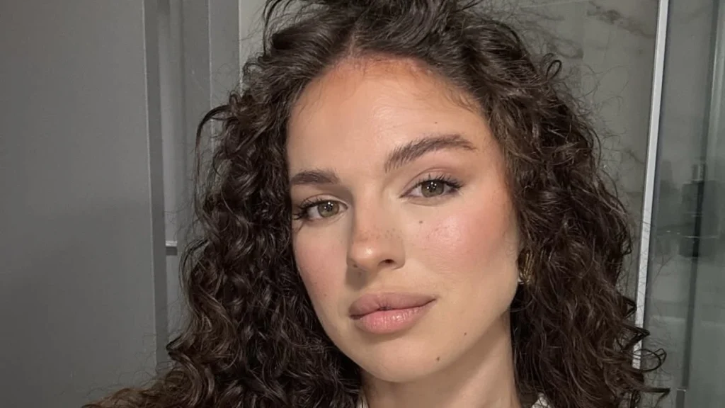 Як правильно сушити кучеряве волосся, щоб не пошкодити його: корисні beauty-хаки