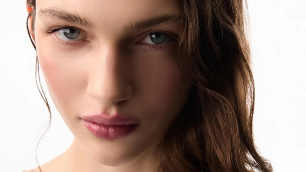 Нові шовкові резинки від MON MOU з трендовим принтом — beauty-мастхев на літо-2026