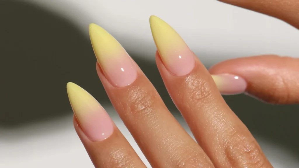 Banana latte nails — один з головних трендів літа-2026